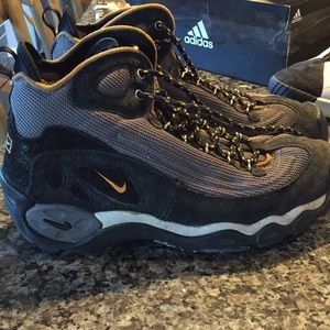 nike walking boots mens